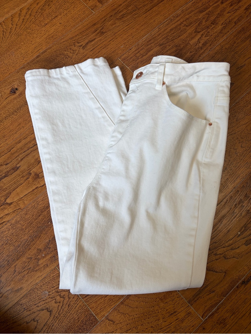 a loves a White Denim Jeans - Clean Classic Style